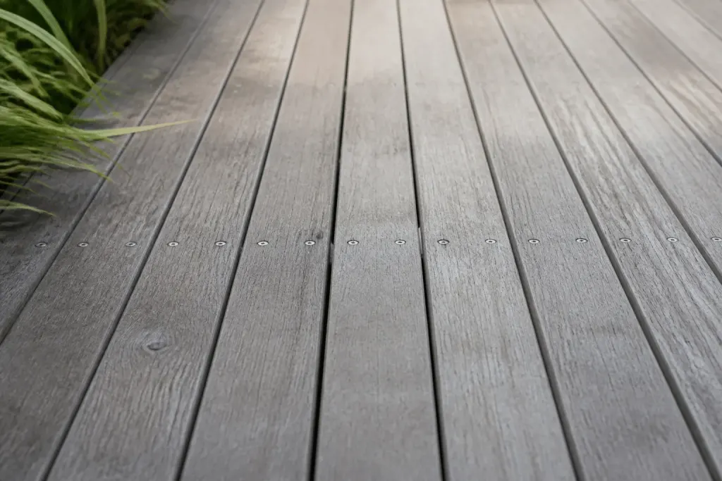 Planches de bois avec visserie inox espacées régulièrement