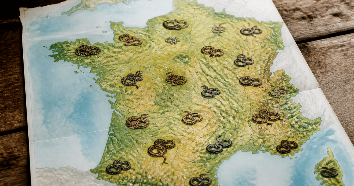 Carte geographique affichant les regions francaises avec symboles de serpents positionnes