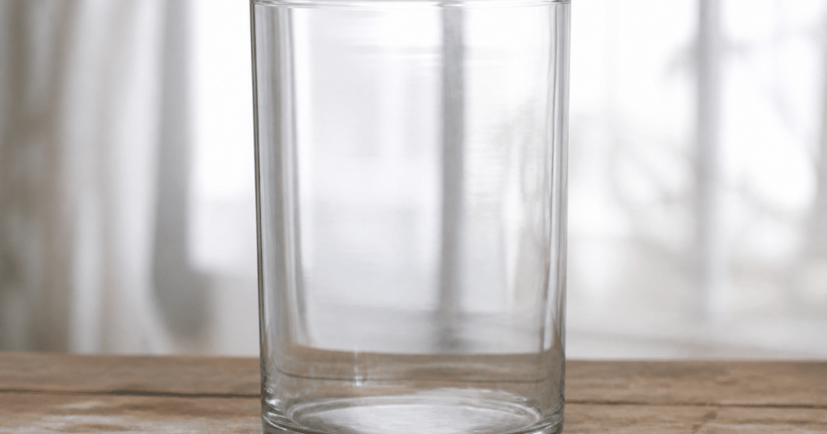 Reservoir de verre transparent vide sans decoration ni equipement